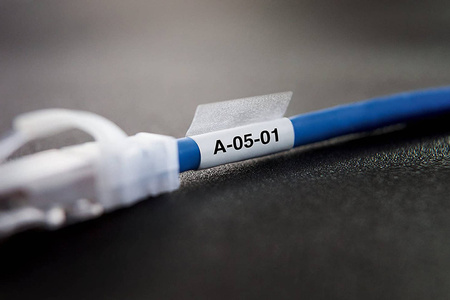 Dymo XTL 150 sztuk laminowanych opasek na kable i przewody 21mm x 39mm biała/czarny nadruk 1868705